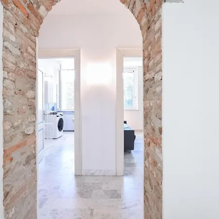 2 Bedroom Beautiful In San Martino Buon Apartment *