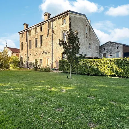 2 Bedroom Beautiful In San Martino Buon